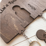 Оригінальна дерев'яна ключниця з індивідуальним гравіюванням - image-1