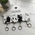 Чорно-біла дерев'яна ключниця з котиками - image-0