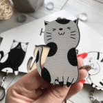 Чорно-біла дерев'яна ключниця з котиками - image-1